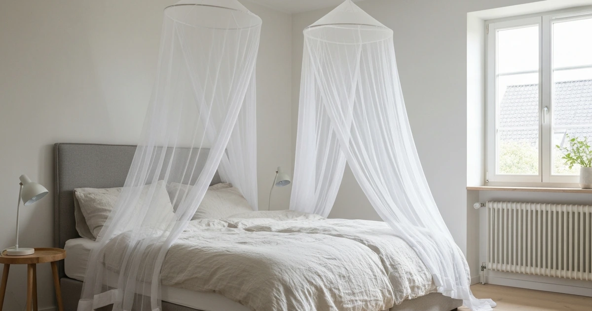 Verschiedene Mückennetze im Vergleich – Reisebett-Netz konisch, Doppelbett-Baldachin und Fenster-Fliegengitter nebeneinander