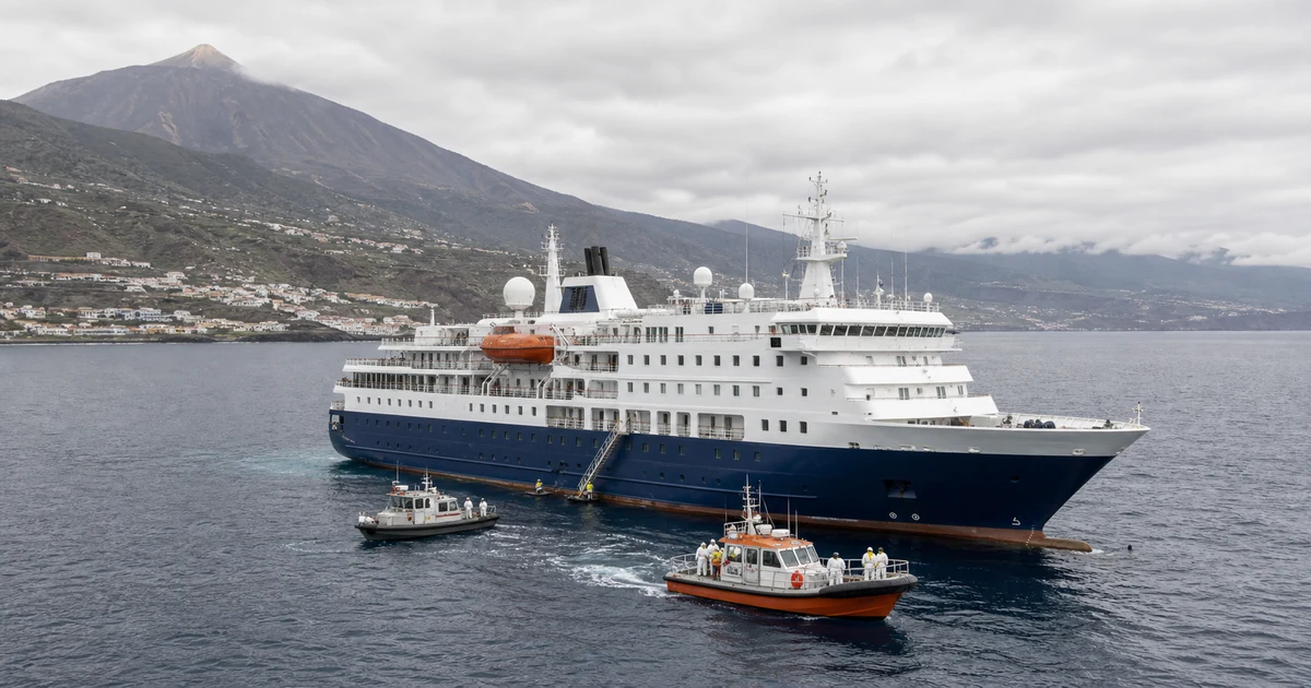 Expeditionskreuzfahrtschiff vor Teneriffa mit medizinischen Einsatzbooten